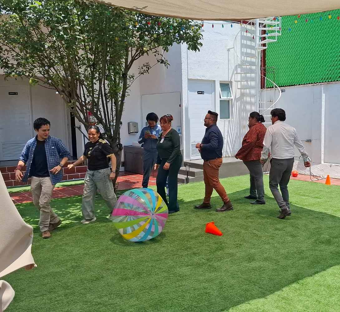 Dinámica colaborativa en patio de formación
